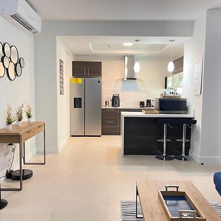 Parkhurst Lux Condo Near Devon House Kingston Bagian luar foto