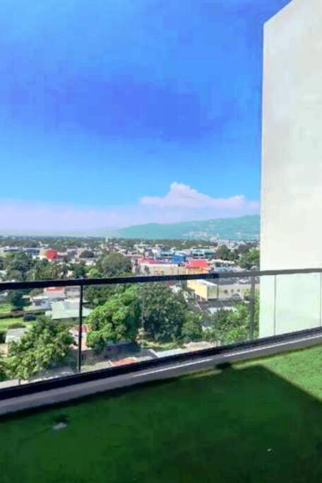 Parkhurst Lux Condo Near Devon House Kingston Bagian luar foto