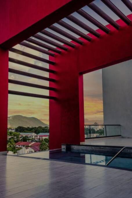 Parkhurst Lux Condo Near Devon House Kingston Bagian luar foto
