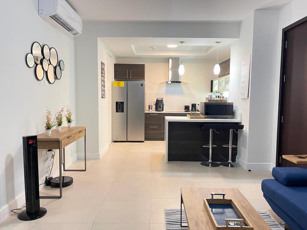 Parkhurst Lux Condo Near Devon House Kingston Bagian luar foto