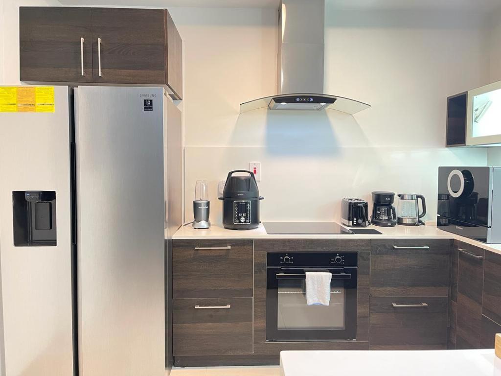 Parkhurst Lux Condo Near Devon House Kingston Bagian luar foto